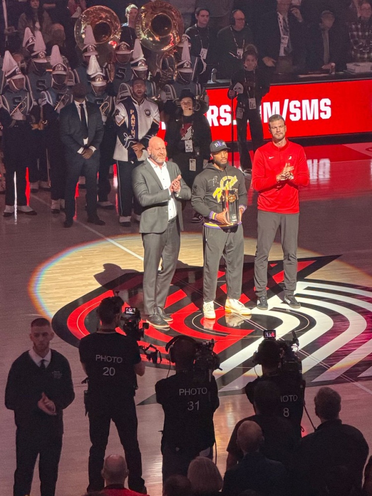 江南体育APP-波特兰之王!利拉德赛前举起了自己的第三座三分大赛冠军奖杯