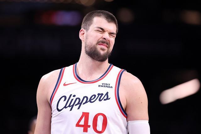 江南-祖巴茨快船生涯数据：场均11.4分9.3板1盖帽；一次防守二阵